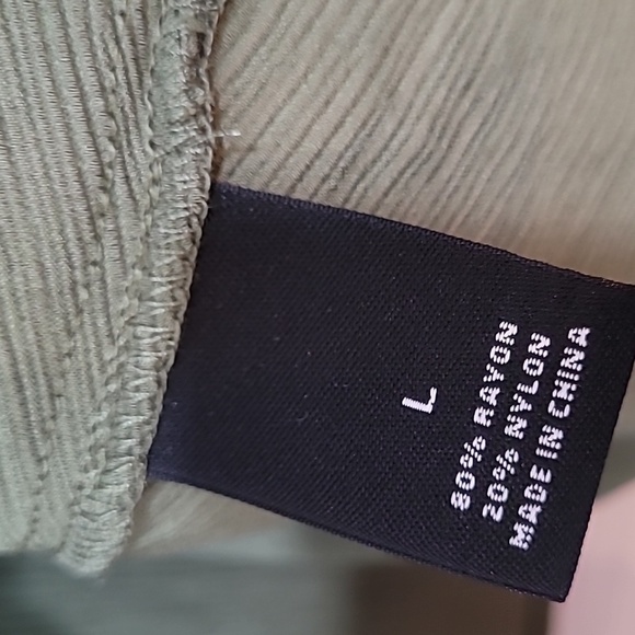 ND New Directions Green Button-up - Roll-tab sleeves V-neck -Back button design - Picture 10 of 15